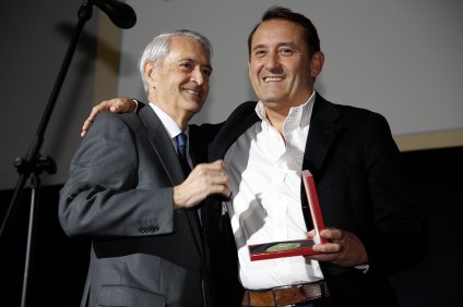 Primitivo Rodríguez recoge su Medalla de manos de Adolfo Blanco (A Contracorriente).