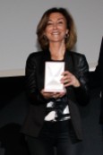 Yolanda Flores con su Medalla.