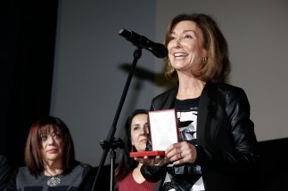 Yolanda Flores, presentadora de De Película, agradece su Medalla.