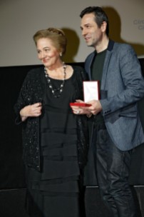 Gustavo Salmerón y su madre Julita recogen Medalla a Mejor Documental.
