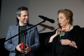 Gustavo Salmerón y su madre agradecen Medalla a Mejor Documental, Muchos Hijos, un Mono y un Castillo.