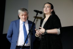 Belén Ester Casas y Miguel Losada, del CEC, presentan Medalla a labor Literaria a Ediciones Notorious.