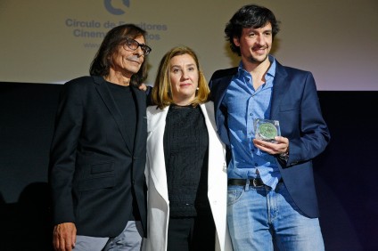 El doctor Pablo Iglesias, la enfermera Gema Vizcaya y el director Carlos Agulló recogieron el Premio de la Solidaridad por el documental ‘Los demás días’.