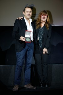 Isabel Coixet y el productor de La Librería Adolfo Blanco recogen Medalla a Mejor Película.