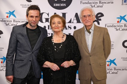 Gustavo Salmerón con sus padres, protagonistas del documental premiado "Muchos hijos, un mono y un castillo".