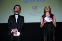 Los presentadores Santiago Alverú y Sandra Escacena dan comienzo a la Gala.