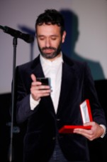 Rodrigo Sorogoyen lee agradecimiento de Luis Zahera por su Medalla como Actor Secundario por "El Reino".