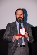 Juan Antonio García, responsable de Comunicación de la Fundación "la Caixa", entregó la Medalla de Solidaridad a "Todos los caminos".