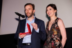 Guillermo de Oliveira y Luisa Cowell, director y productora de "Desenterrando Sad Hill", agradecen su Medalla. al Mejor Documental.