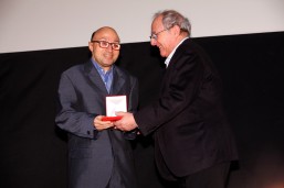 Jesús Vidal, Medalla a Actor Revelación por "Campeones", recibe su premio de manos de Emilio Gutiérrez Caba, presidente de AISGE.