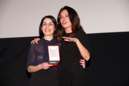 Celia Rico y Anna Castillo recogen la Medalla de Lola Dueñas, Mejor Actriz por "Viaje al cuarto de una madre".