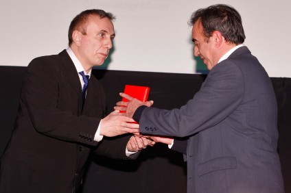 Oti Rodríguez marchante recibe su Medalla por Labor Periodística.